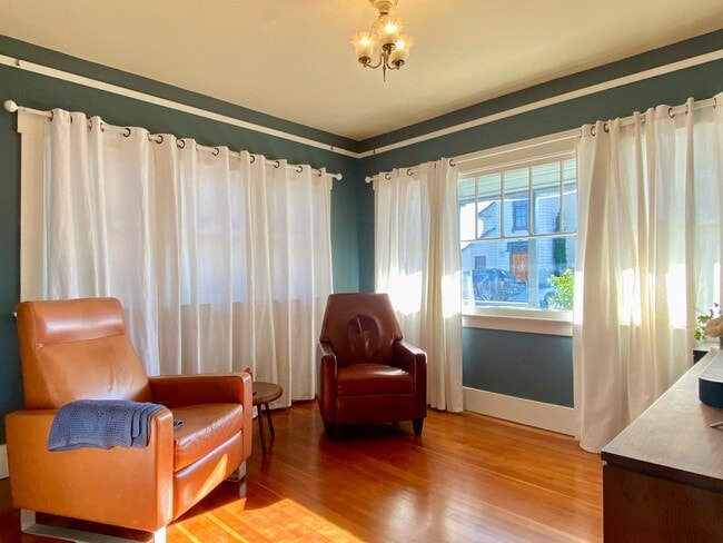 Building Photo - Updated Bungalow located in Downtown Redwood City & 15 miles from SF International Airport