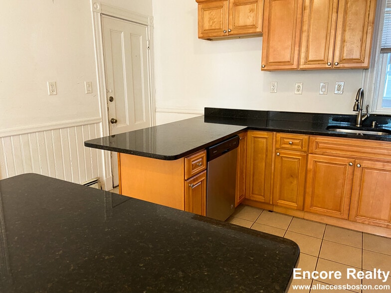 Building Photo - 13 Sachem St