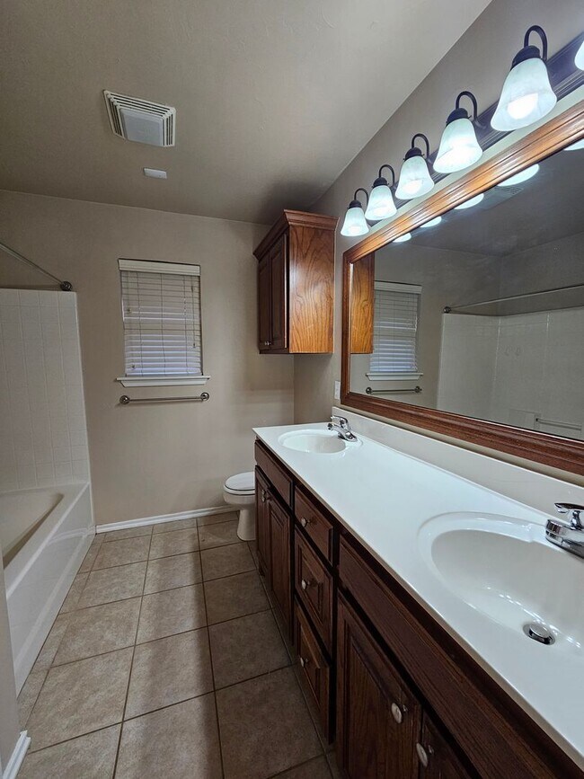 Building Photo - (3) Bed/(2) Bath in NE Norman Avail NOW!