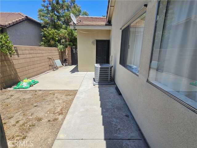 Building Photo - 890 N Driftwood Ave