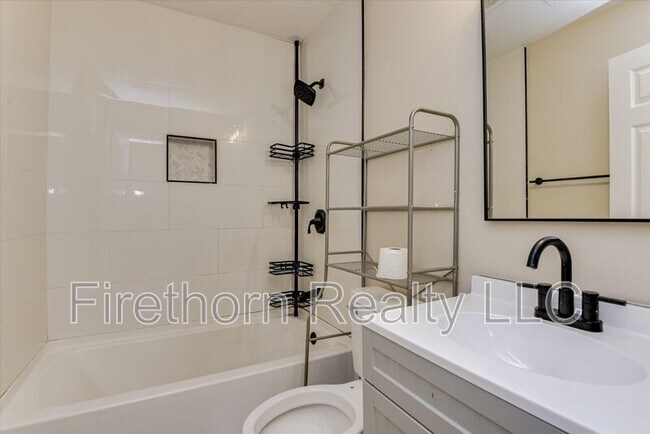 Building Photo - 1006 Skyview Dr