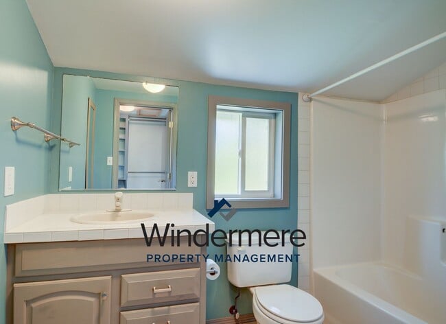 Building Photo - Charming 1 bed 1 bath With A View