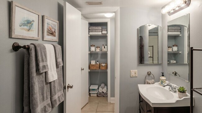 Building Photo - South Tampa 2-Bedroom Condo Near Midtown, SoHo & Westshore!