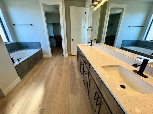 Building Photo - Beautiful Modern 5 Bedroom Furnished Home!!