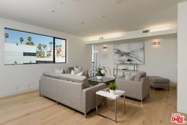 Building Photo - 6685 W Daychar Dr