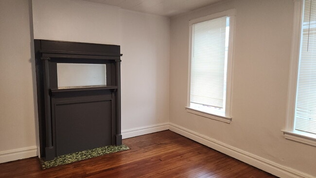 Building Photo - Elegant 2-Bedroom Duplex in Lively St. Louis Neighborhood.