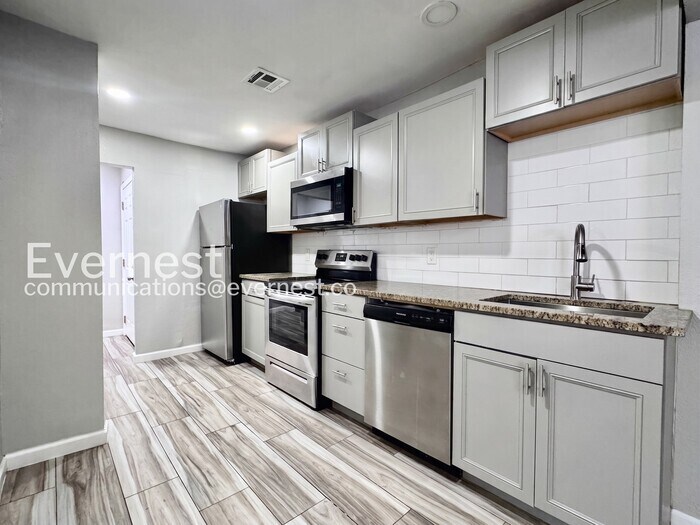Building Photo - 613 E Xyler St