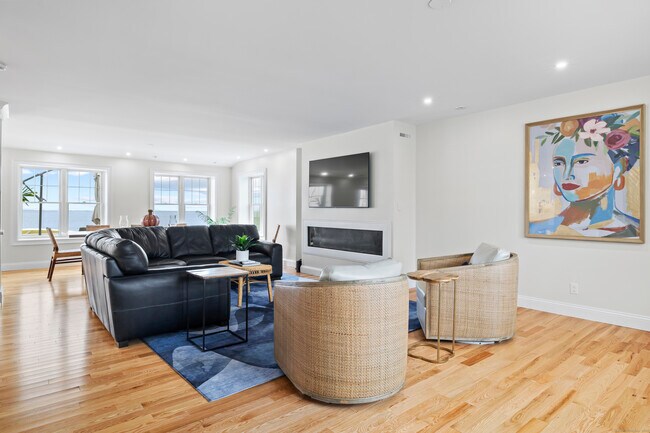 Building Photo - 18 Bel Aire Manor