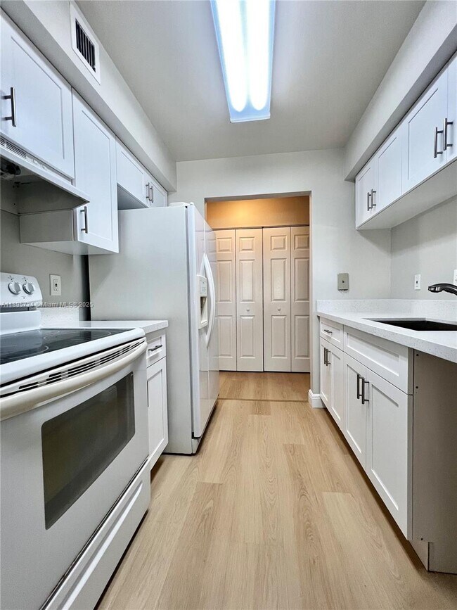 Building Photo - 9855 Westview Dr