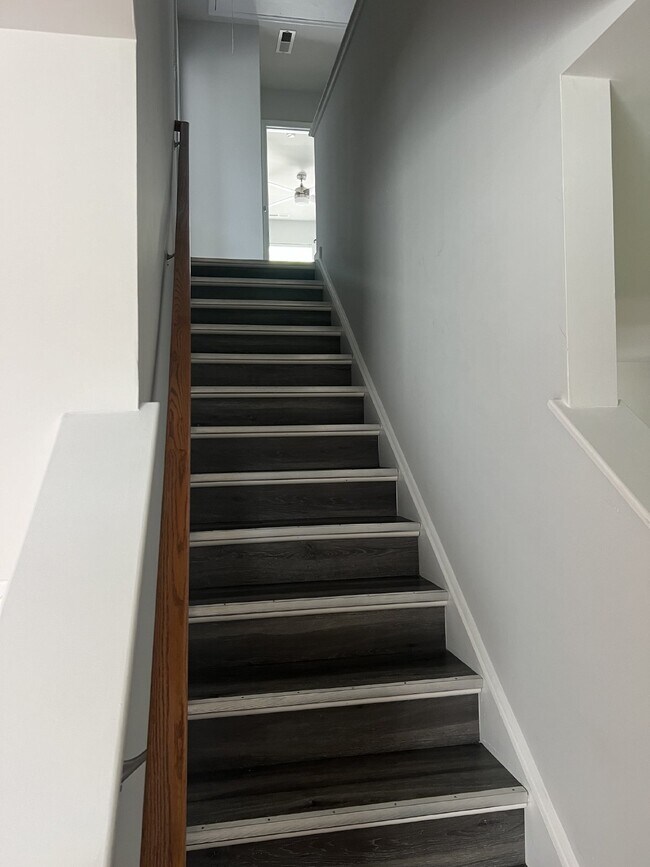 Building Photo - Spacious 6-Bedroom Home with 3 Bathrooms i...