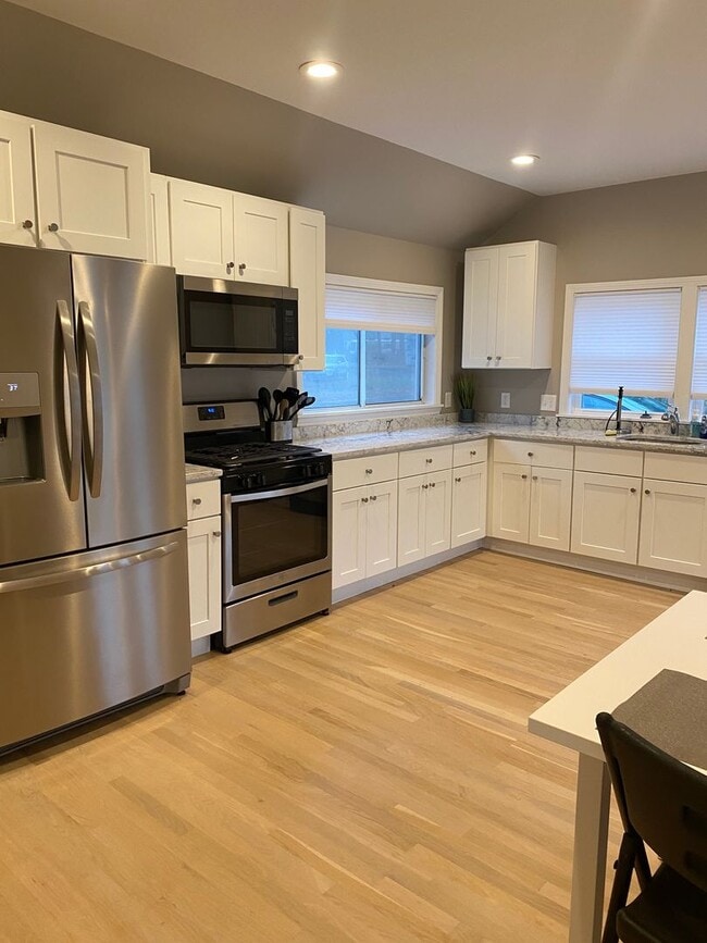 Building Photo - Waterfront Cottage in Oakland Beach