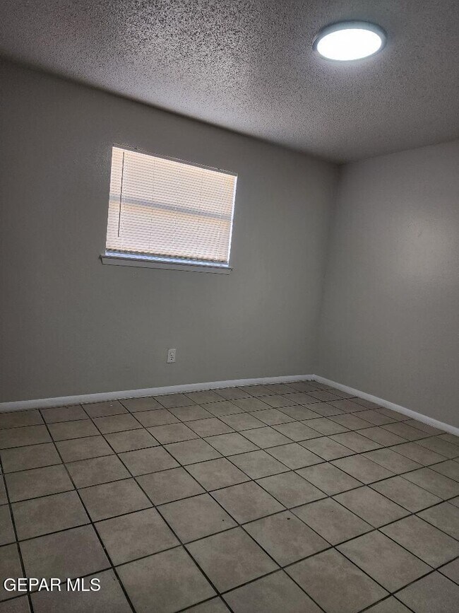 Building Photo - 2912 E Glen Dr