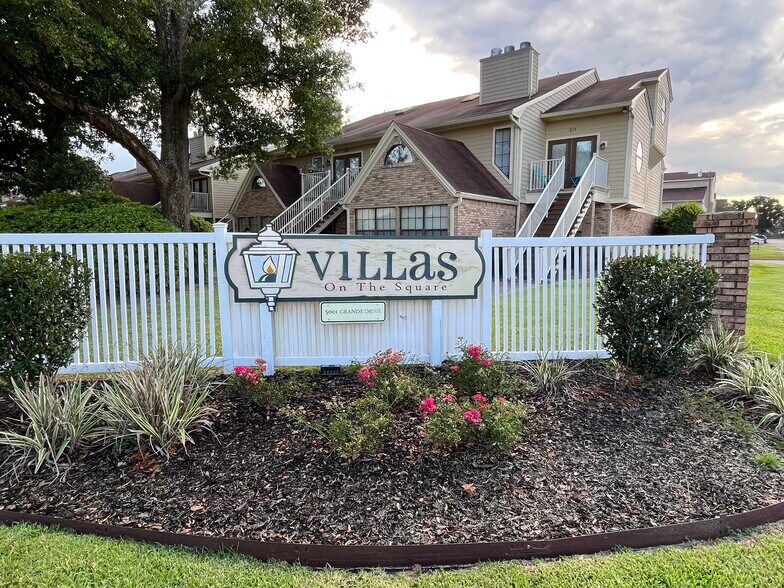 Entry Sign - 5001 Grande Dr