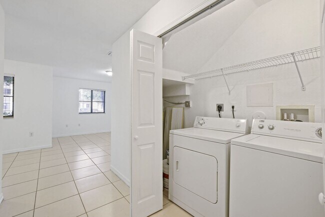 Building Photo - Cutler Bay Townhouse