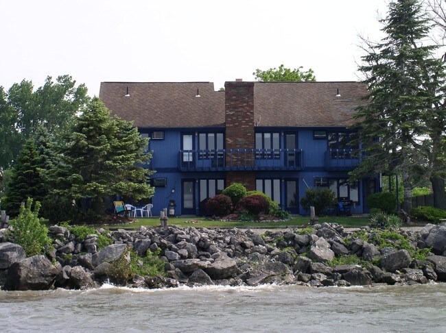 Primary Photo - 530 NW Lake Pine Dr