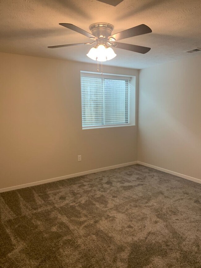 Building Photo - Beautiful 3 bedroom/3 bath daylight ranch townhome in SE Lincoln