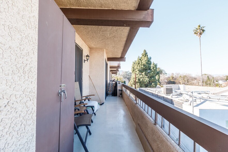 Building Photo - 14923 Moorpark St