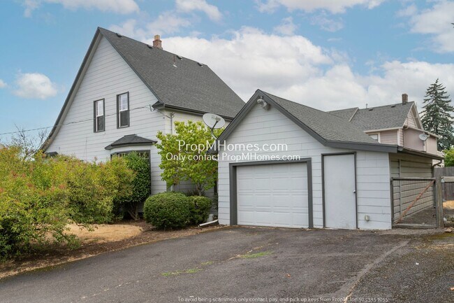 Building Photo - Beautiful Three Bedroom Home in the Heart of Oregon City!