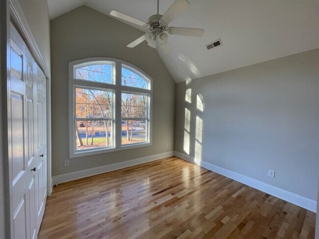 Building Photo - CASTLE LAKES - HOME W/ POOL