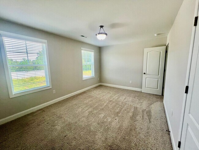 Building Photo - Stunning 4BR 3BA Home in Colfax
