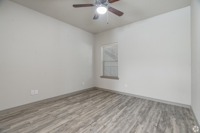 Building Photo - Live Oak Apartments