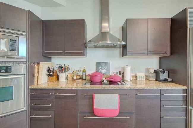 Building Photo - 700 NE 25th St