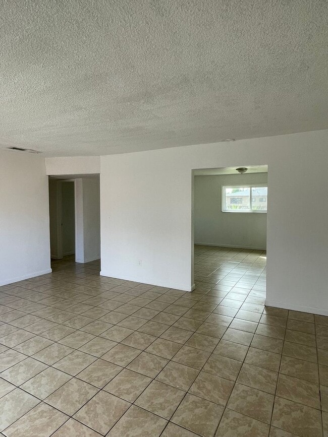 Building Photo - Charming 3-Bedroom, 2-Bath Home – Availabl...