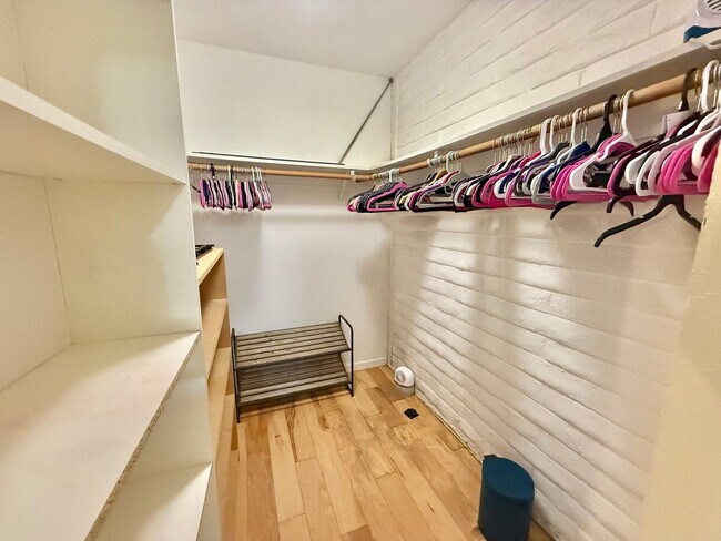 Building Photo - Furnished!! - One story gem in North Davis