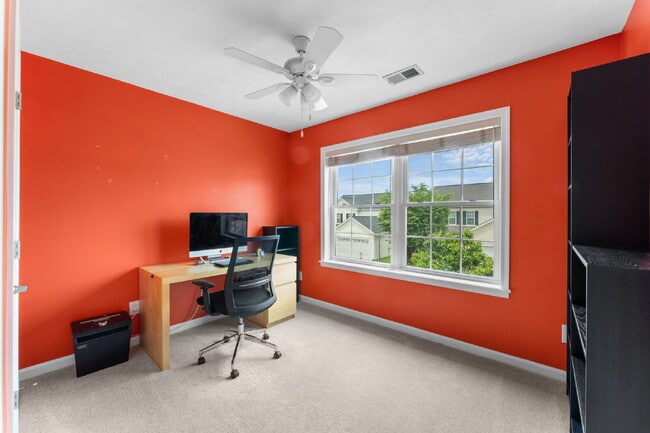 Building Photo - Welcome home to this well-maintained 4-bed...