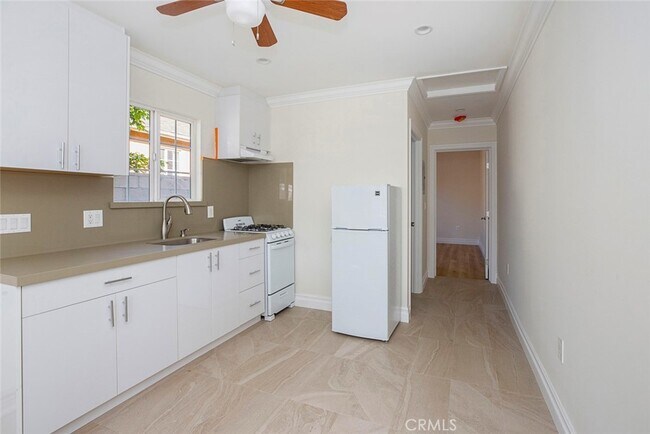 Building Photo - 7822 Hazeltine Ave
