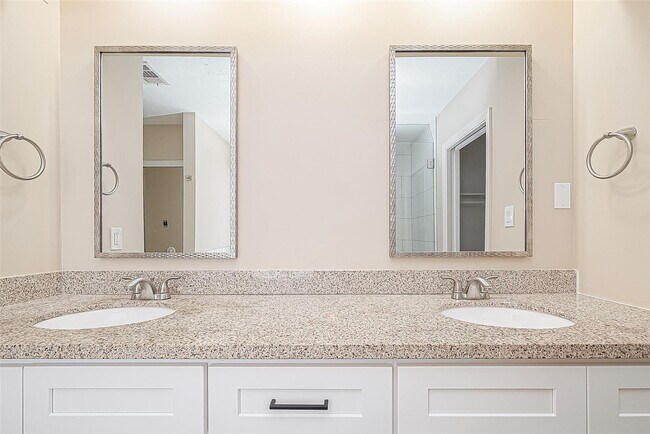 Building Photo - 15730 Oak Mountain Dr