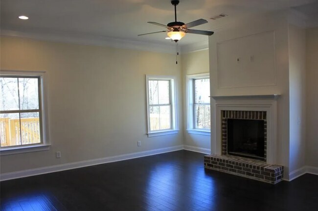 Building Photo - 5 bed, 3.5 bath home in Cotswolds!