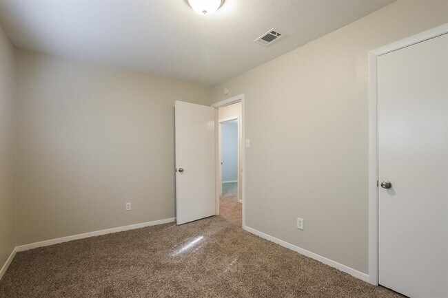 Building Photo - 36 W Bigelow Oak Ct