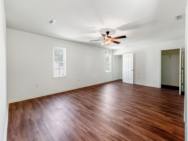 Building Photo - Renovated Oakwood Gem with Modern Amenitie...