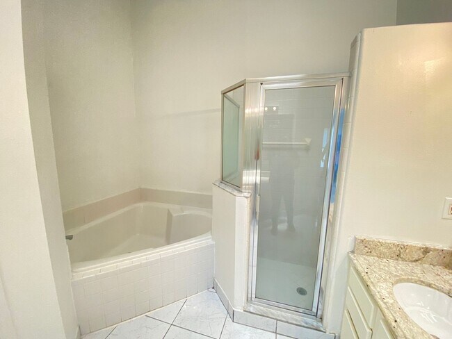 Building Photo - Beautiful Spacious 4 Bedrooms 2 Bathrooms ...