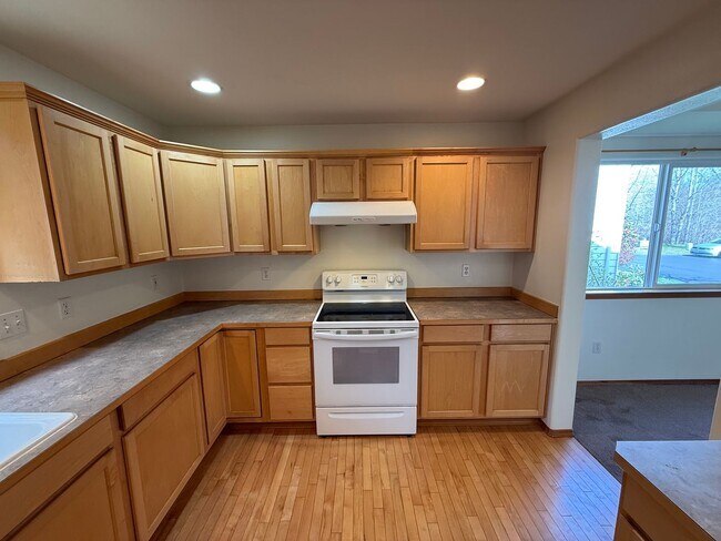 Building Photo - 4 Bed 2 Bath Home in Waterbury Meadows