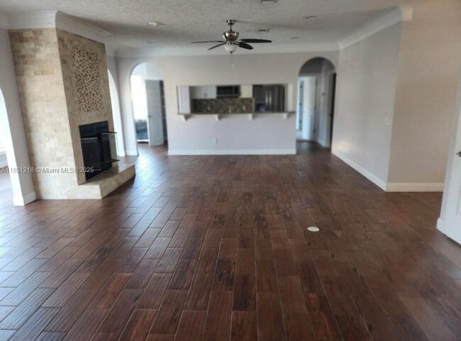 Building Photo - 120 Hombre Cir