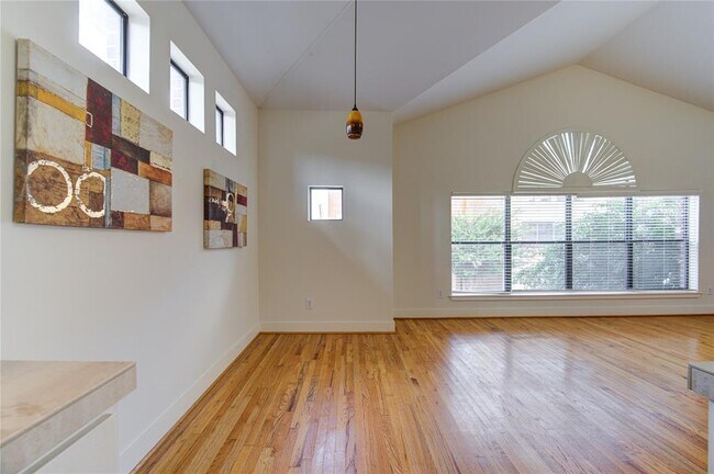 Building Photo - 8656 Meadowcroft Dr