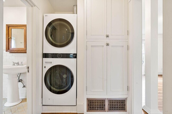 Building Photo - $300 off 1st month! Beautiful 2-bdrm/1-bat...