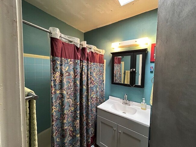 Building Photo - 2 bedrooms-1 bath - on 4th Ave