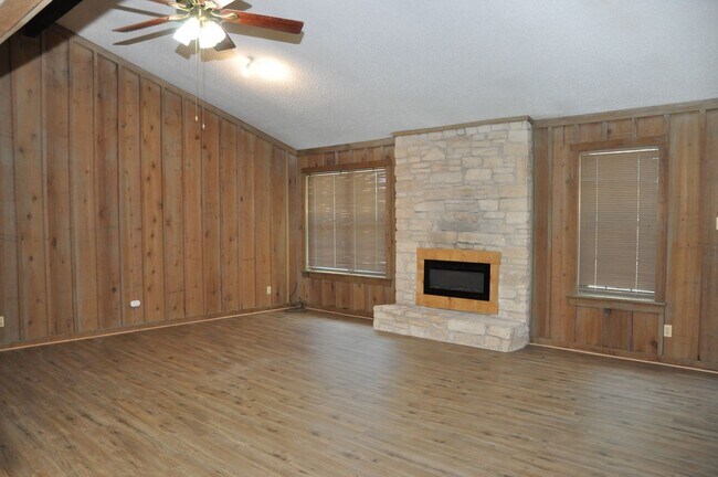 Building Photo - 2 Bedroom 1 Bath 1 Car Garage in Heart of ...