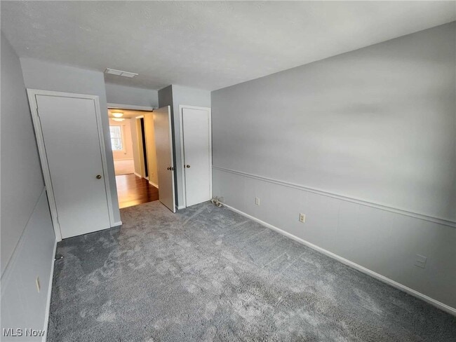 Building Photo - 6960 Carriage Hill Dr