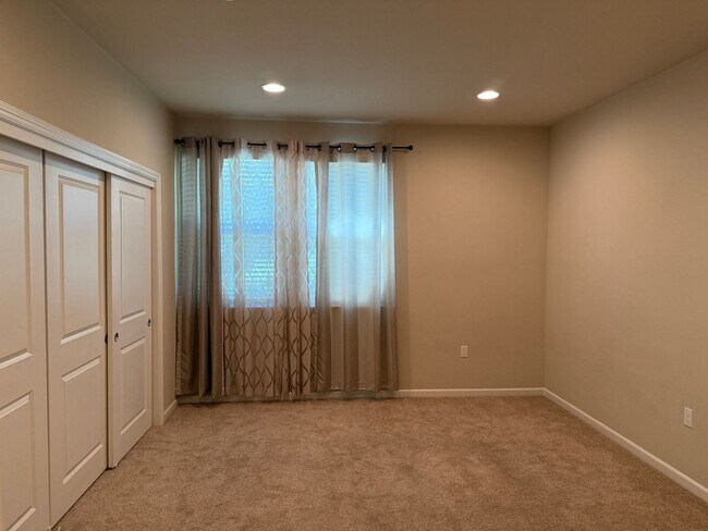 Building Photo - Executive Evergreen Valley Townhome