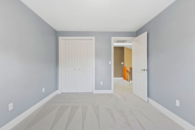 Building Photo - Month to Month Beautiful Spacious 3bed 2.5...