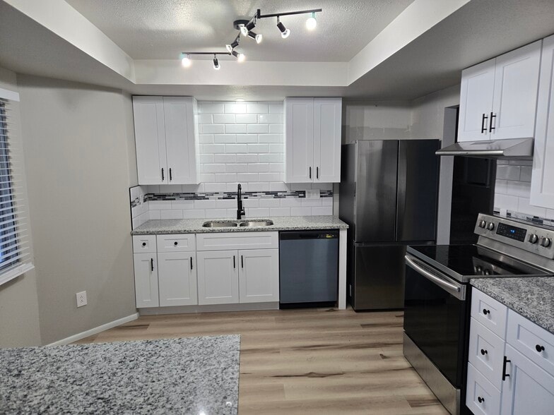 Kitchen - 4711 Bella Dr