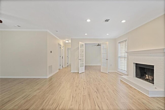 Building Photo - 911 Hollyfax Cir NE