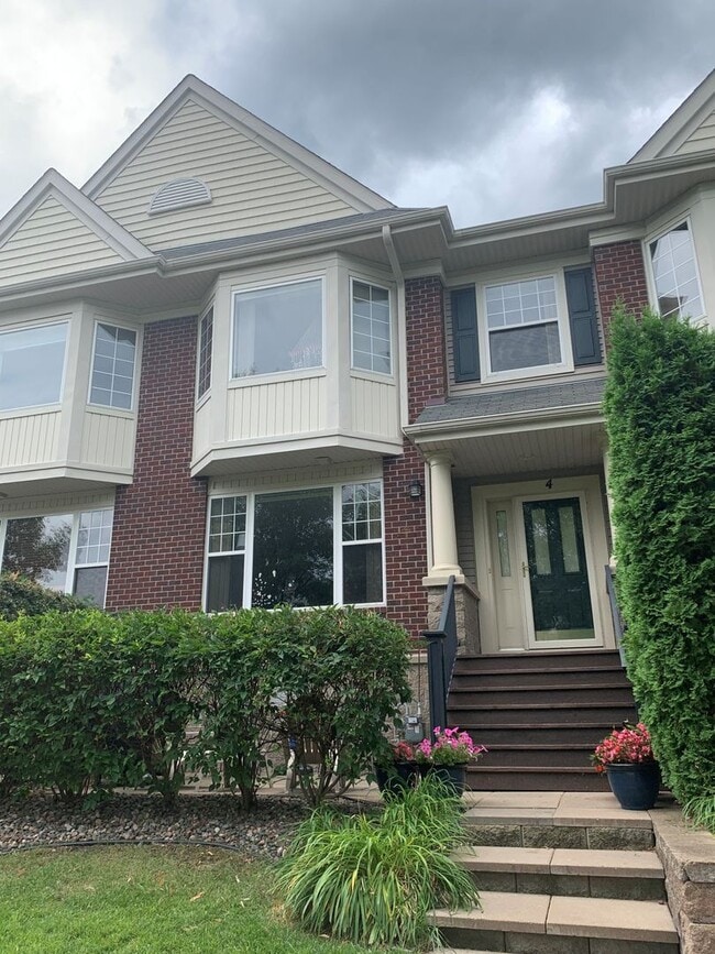 Building Photo - Lovely 2 Bed / 2 Bath TH w/ Heated Underground Parking in Plymouth!