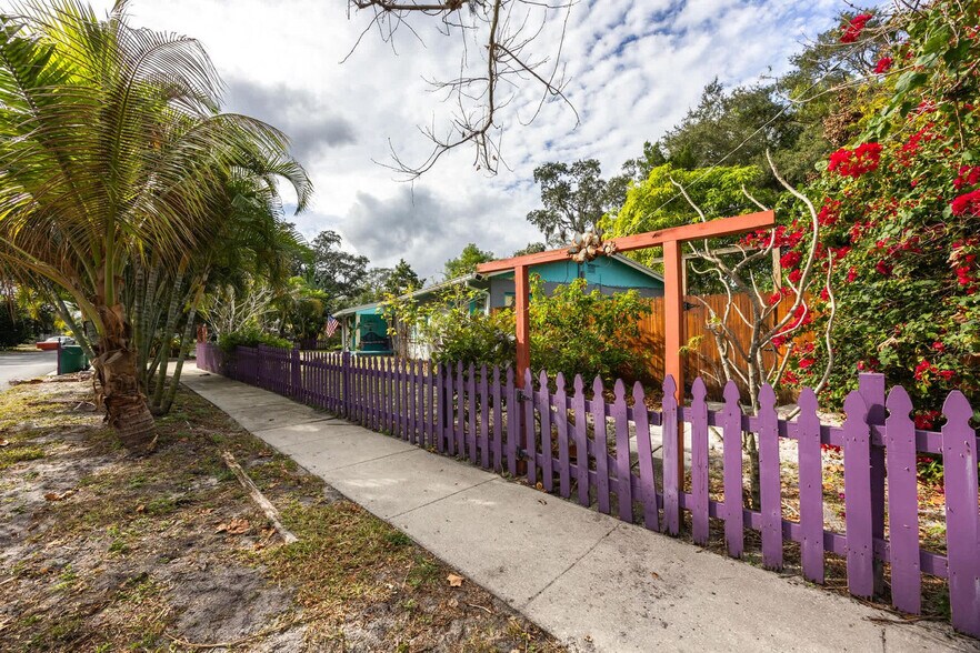 Building Photo - 214 Lucerne Dr