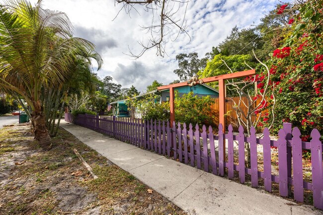 Building Photo - 214 Lucerne Dr