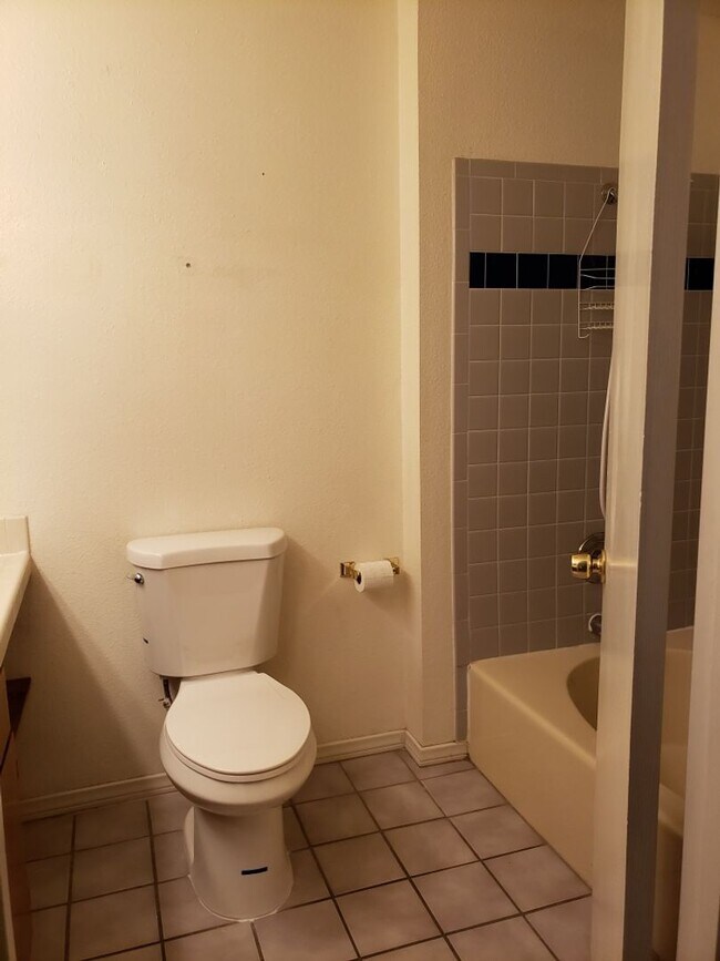 Building Photo - 3 Bedroom Condo in Gated Community